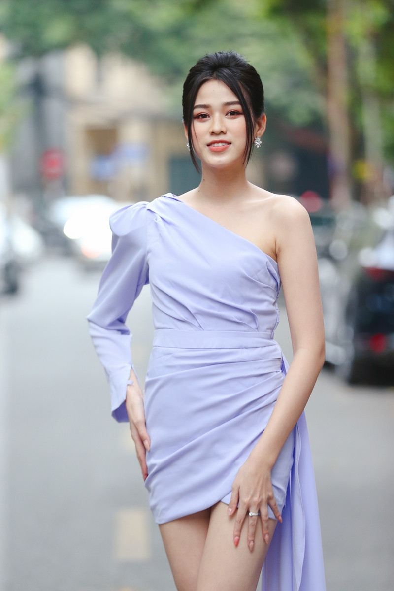 Hình ảnh mới nhất của Hoa hậu Đỗ Thị Hà: Kiểu váy tinh tế khoe trọn đôi chân “thương hiệu” 1m11 ảnh 5