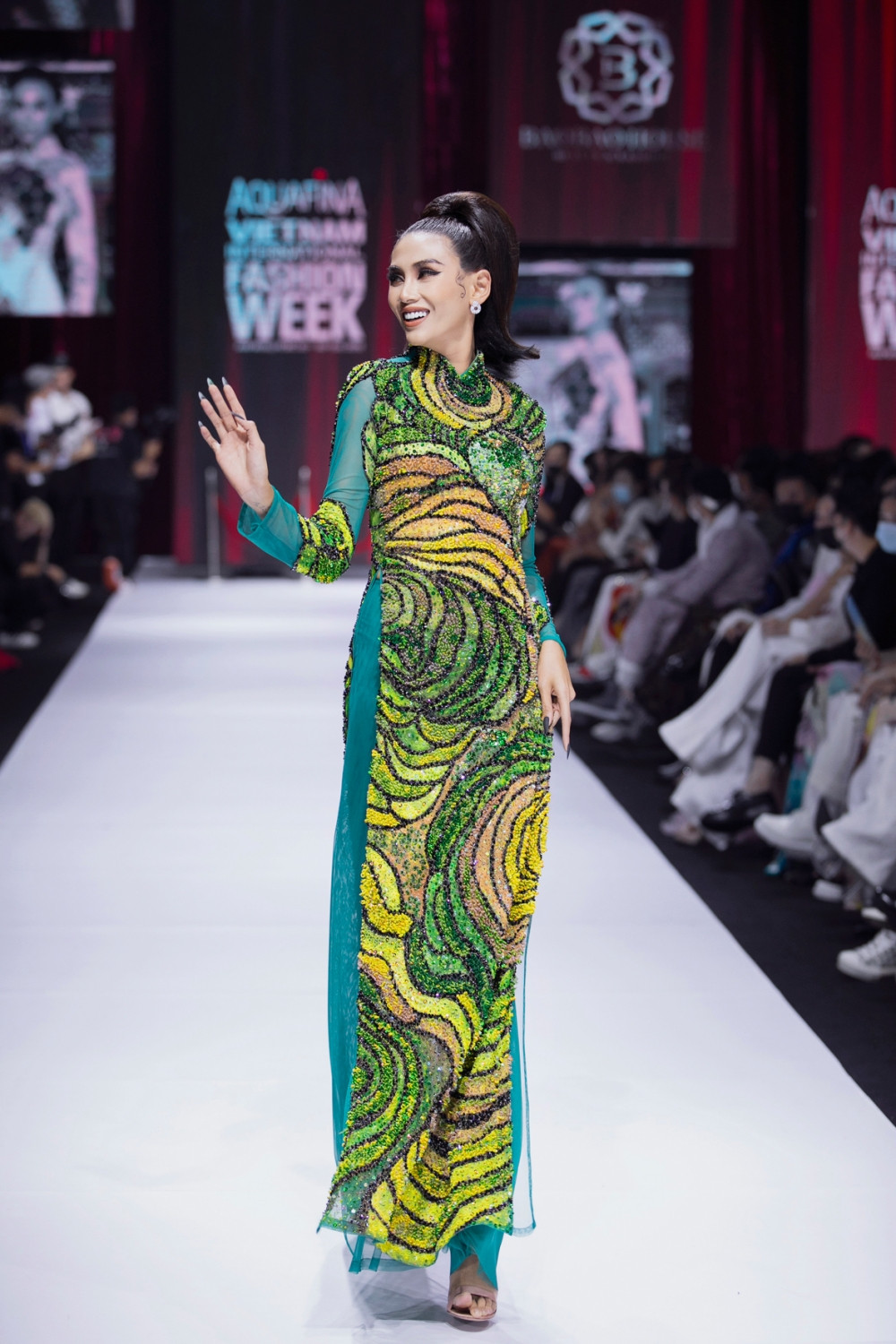 Ngọc Trinh thanh lịch bất ngờ trên sàn diễn thời trang, xinh thật nhưng sao trông lạ quá! ảnh 4