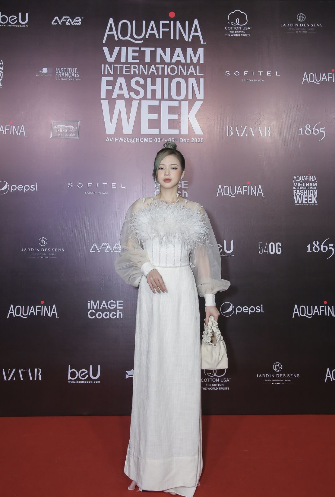 Thảm đỏ VIFW ngày 3: Diệu Nhi xinh như Hoa hậu, Lynk Lee mặc váy lấp lánh như công chúa ảnh 7