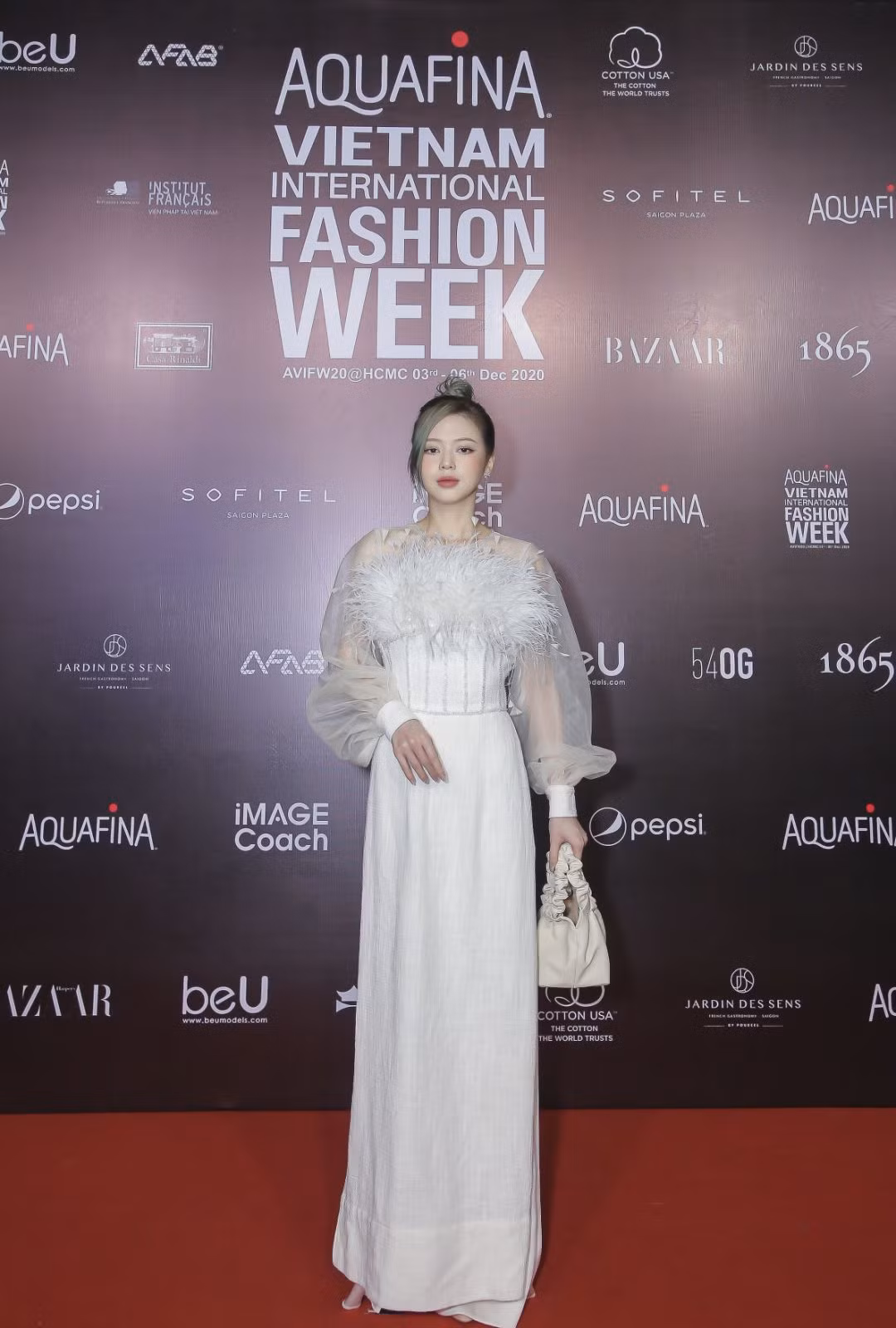 Thảm đỏ VIFW ngày 3: Diệu Nhi xinh như Hoa hậu, Lynk Lee mặc váy lấp lánh như công chúa ảnh 7