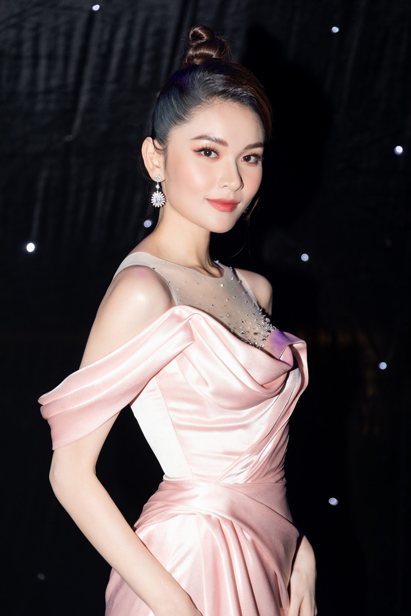 Á hậu Thùy Dung xinh đẹp lộng lẫy trong vai trò MC chung kết "Đại Sứ Hoàn Mỹ 2020" ảnh 5