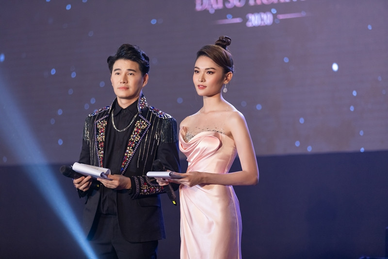 Á hậu Thùy Dung xinh đẹp lộng lẫy trong vai trò MC chung kết "Đại Sứ Hoàn Mỹ 2020" ảnh 4
