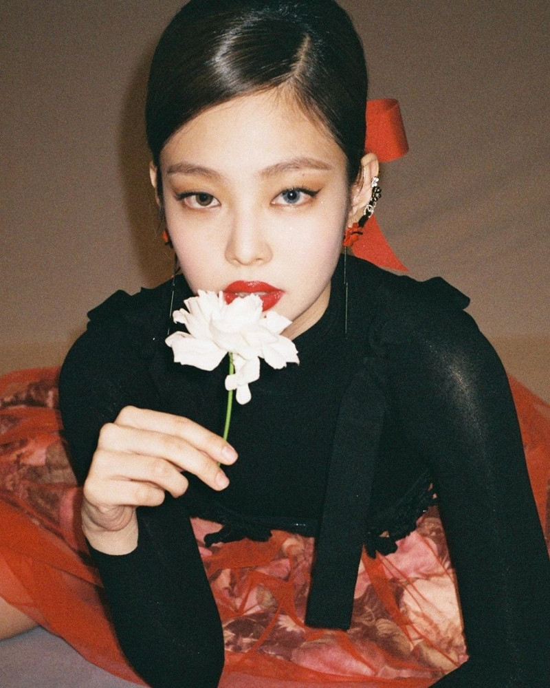 Jennie BLACKPINK tung loạt ảnh không mới, nhưng nhìn kỹ mới thấy sự khác lạ trong đôi mắt ảnh 2