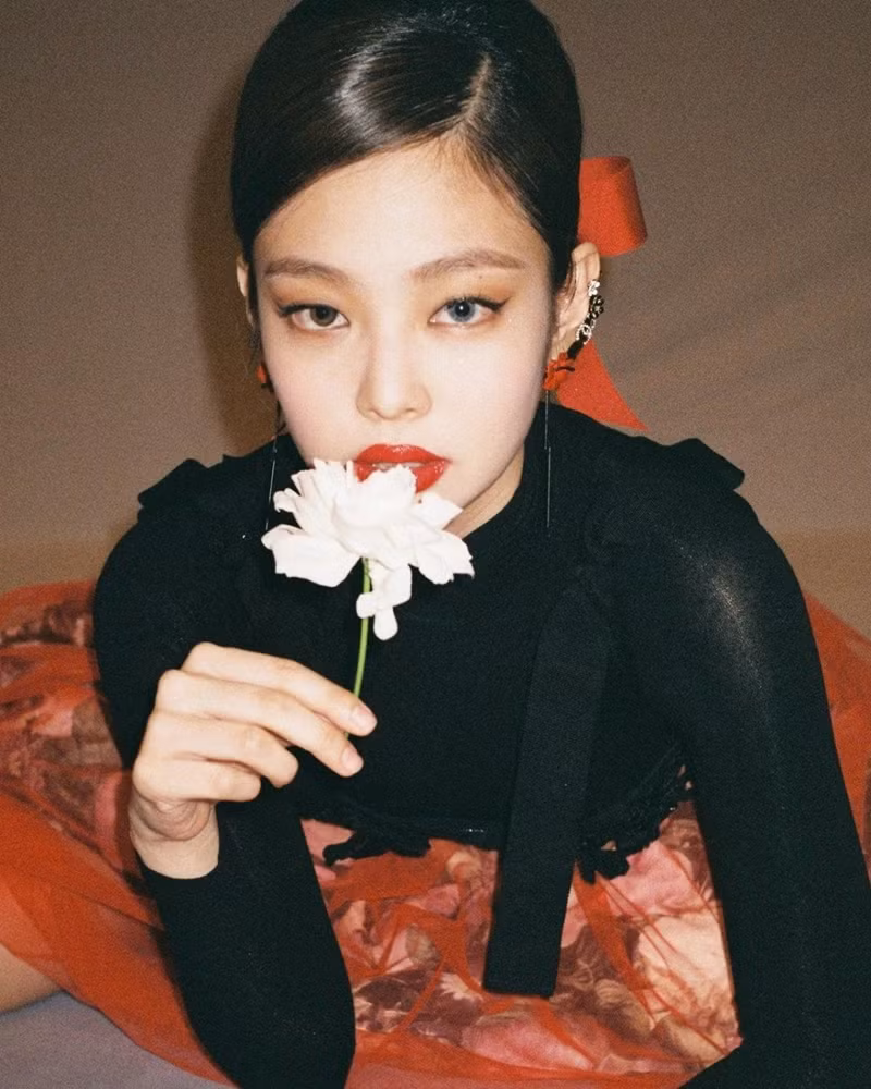 Jennie BLACKPINK tung loạt ảnh không mới, nhưng nhìn kỹ mới thấy sự khác lạ trong đôi mắt ảnh 2