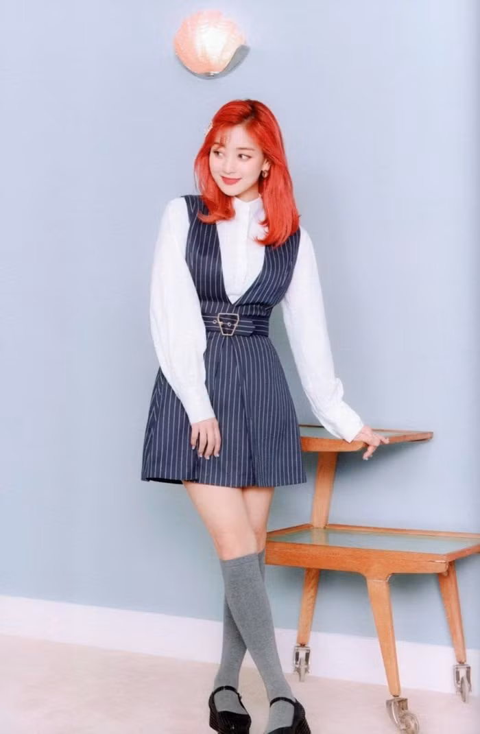 Netizen Hàn năn nỉ stylist cho TWICE “bê” trang phục album phiên bản Retro lên sân khấu ảnh 17