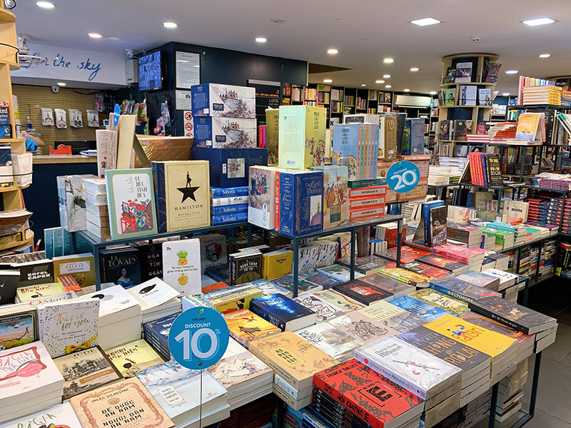 Theo chân quản lý khám phá những “bí ẩn” chưa có lời giải thích trong các nhà sách ảnh 5