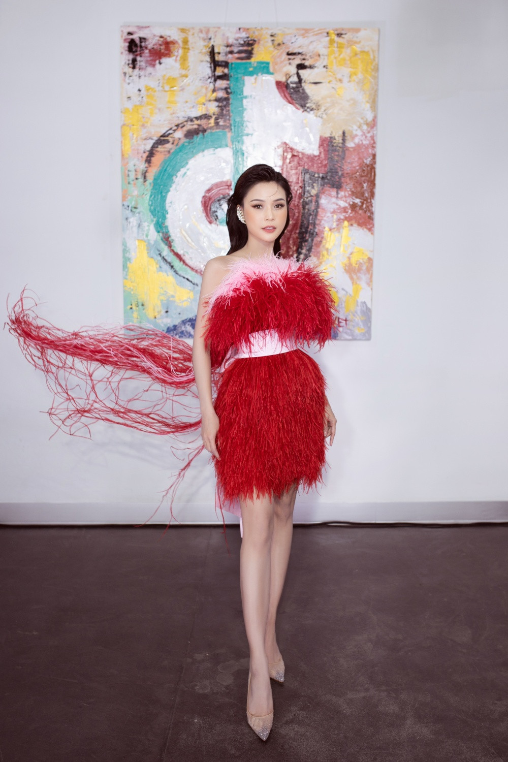Sam khoe sắc vóc đỉnh cao trong mẫu thiết kế váy đính lông vũ cực kén dáng ảnh 2
