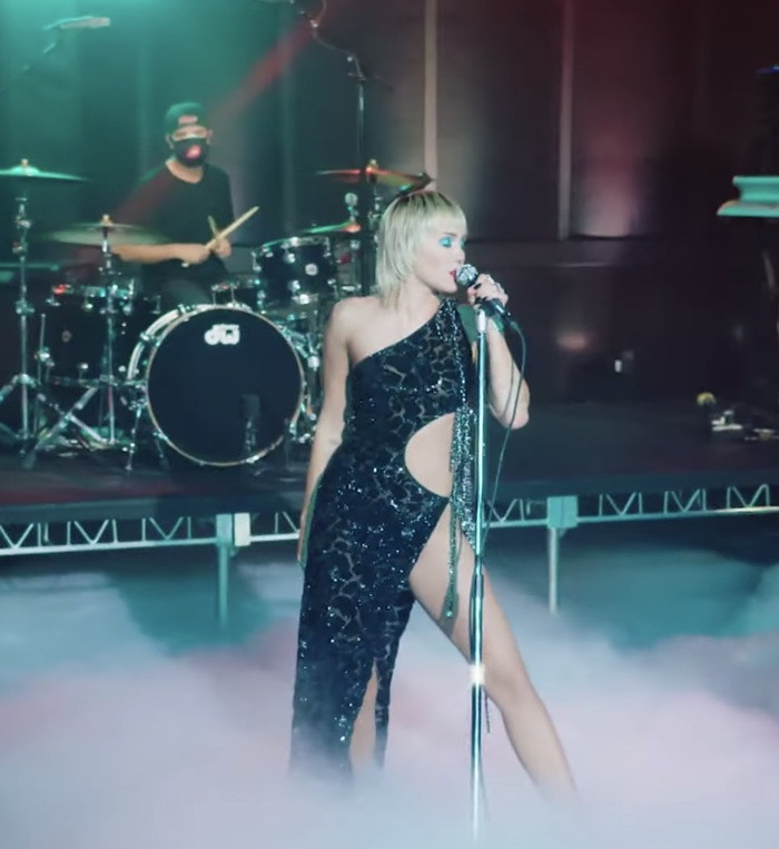 Trang phục tôn dáng của NTK Công Trí giúp Miley Cyrus khoe trọn đường cong quyến rũ ảnh 3