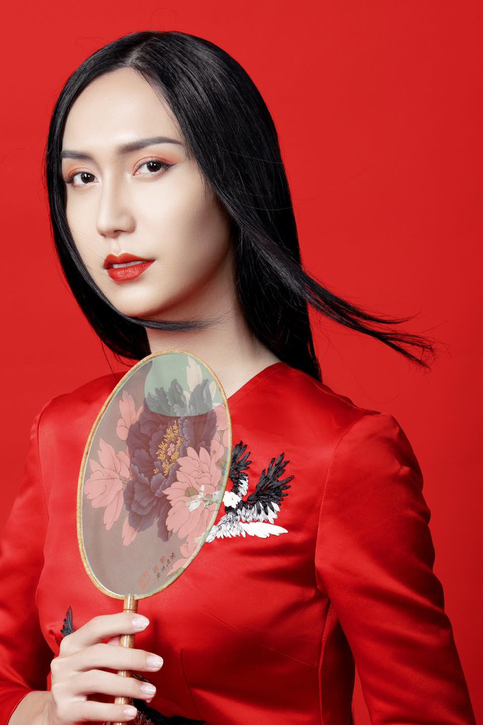 Lynk Lee ngày càng đẹp nữ tính, khoe bộ ảnh áo dài xinh như bước ra từ tranh vẽ ảnh 2