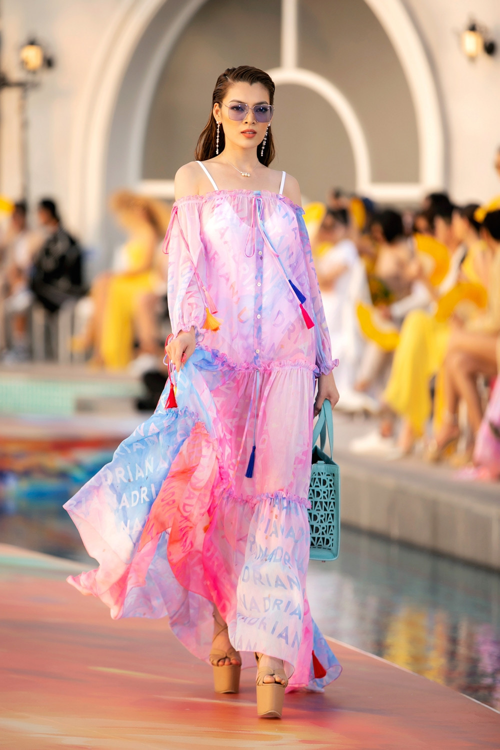 Trở lại sàn runway, Hoa hậu Đỗ Thị Hà được khen mở màn ấn tượng, thần thái thăng hạng ảnh 4