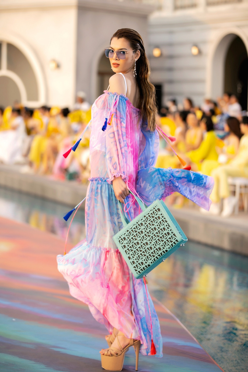 Trở lại sàn runway, Hoa hậu Đỗ Thị Hà được khen mở màn ấn tượng, thần thái thăng hạng ảnh 5