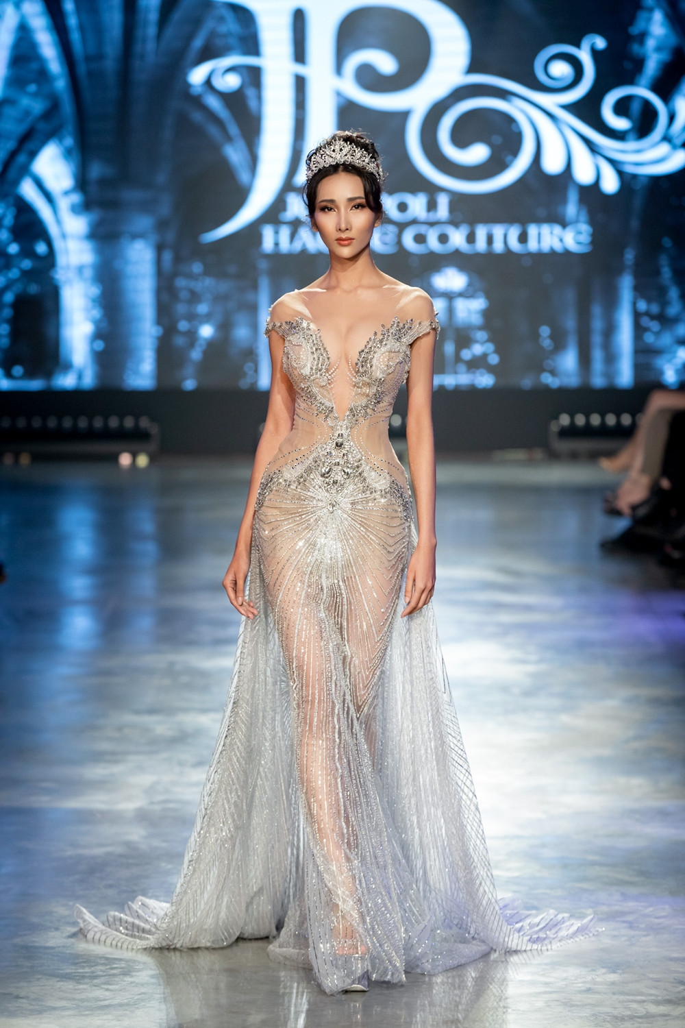 Hoa hậu Tiểu Vy mặc váy cô dâu, đội vương miện như “nữ hoàng” làm vedette show thời trang ảnh 8