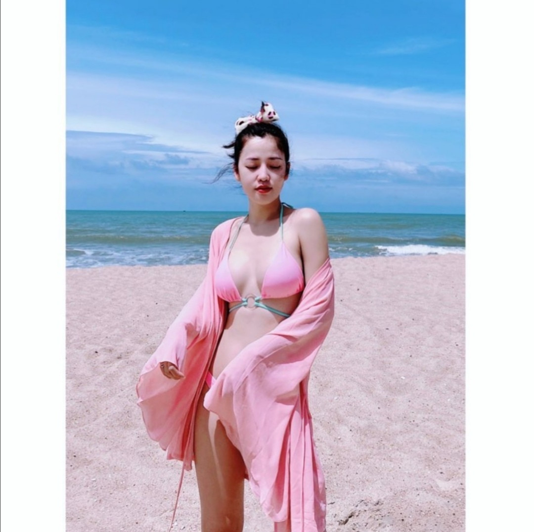 Mỹ nhân Việt đồng loạt ra biển diện bikini khoe đường cong những ngày cuối Hè ảnh 7