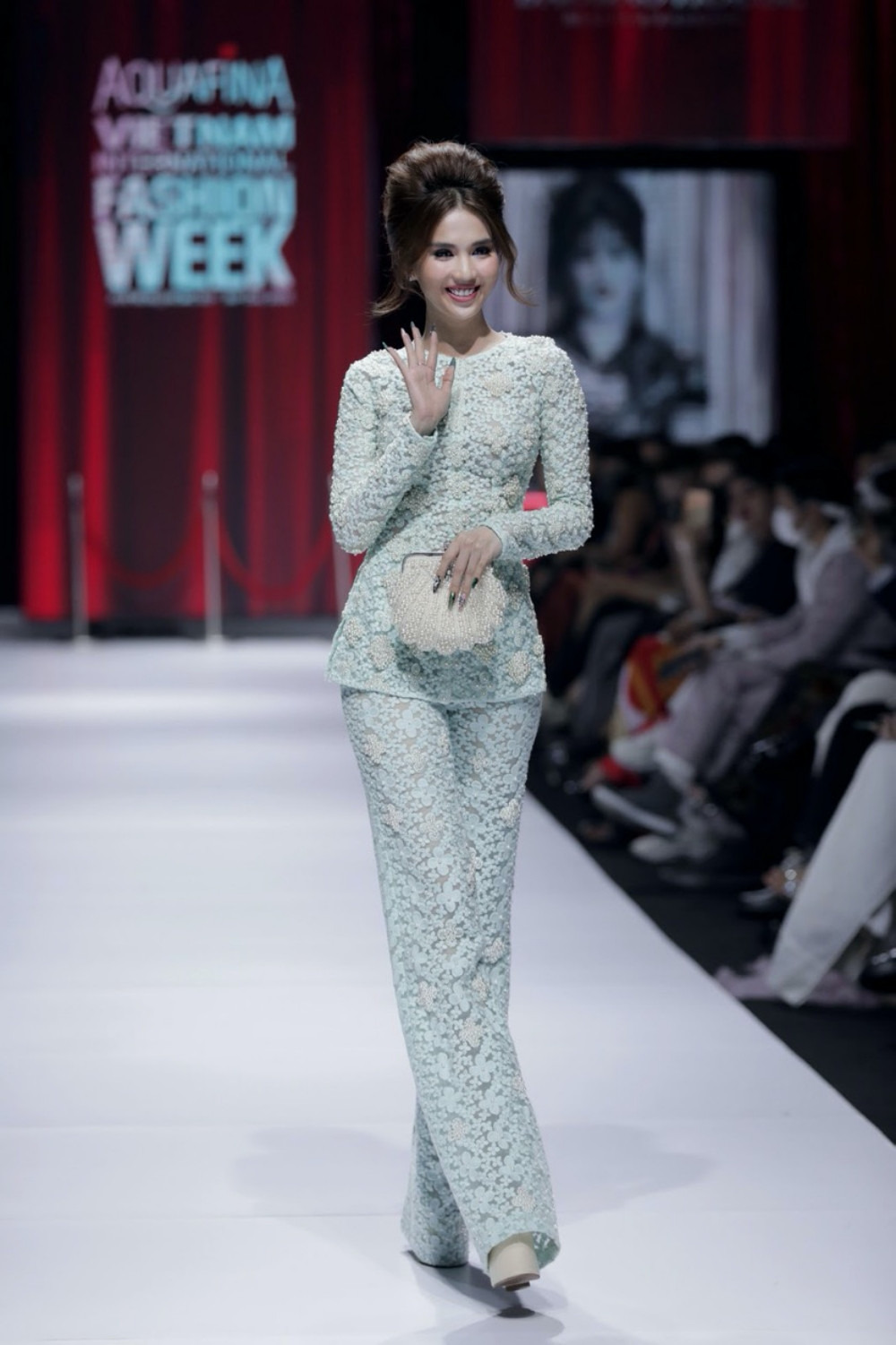 Ngọc Trinh thanh lịch bất ngờ trên sàn diễn thời trang, xinh thật nhưng sao trông lạ quá! ảnh 3