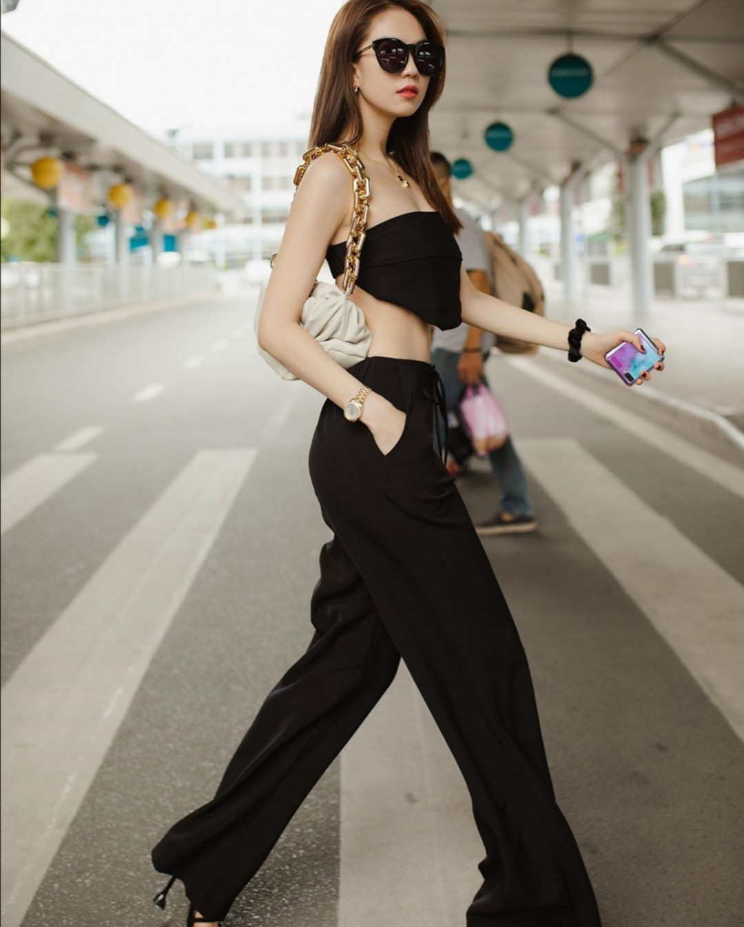 Sao Việt “rủ nhau” đọ sắc với trang phục gam màu đen - trắng, ai quyến rũ hơn? ảnh 4