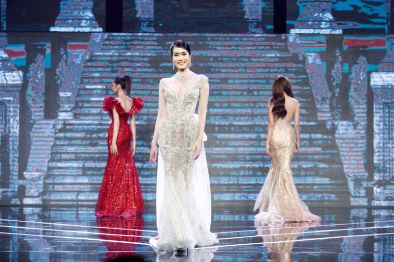Á hậu Phương Anh, Ngọc Thảo cùng dàn mỹ nhân khoe sắc lộng lẫy trong show diễn chào 2021 ảnh 2
