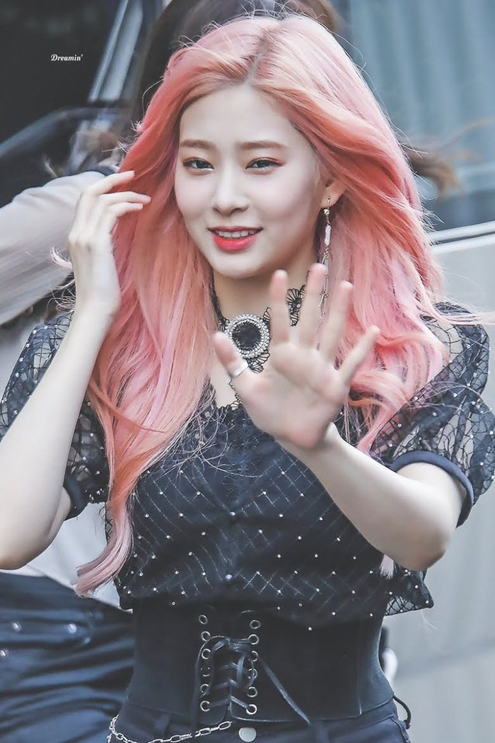 Người sở hữu mái tóc hồng đẹp nhất K-Pop không phải Rosé (BLACKPINK) mà là nam idol này ảnh 4