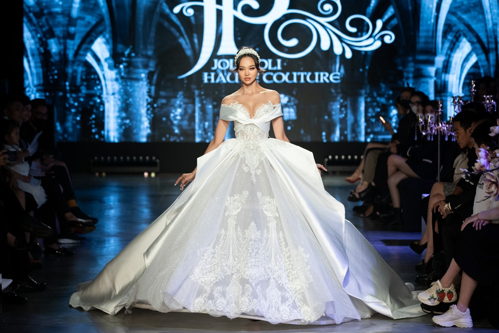 Hoa hậu Tiểu Vy mặc váy cô dâu, đội vương miện như “nữ hoàng” làm vedette show thời trang ảnh 11