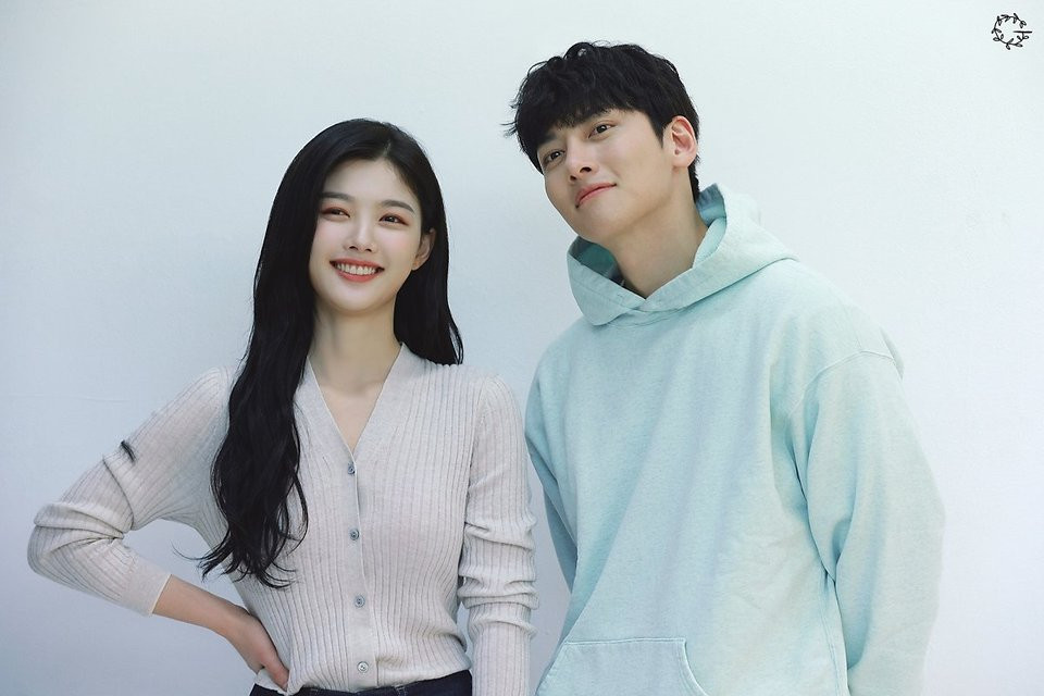 Mãn nhãn với loạt ảnh hậu trường của “cặp đôi lầy lội” Ji Chang Wook - Kim Yoo Jung ảnh 4