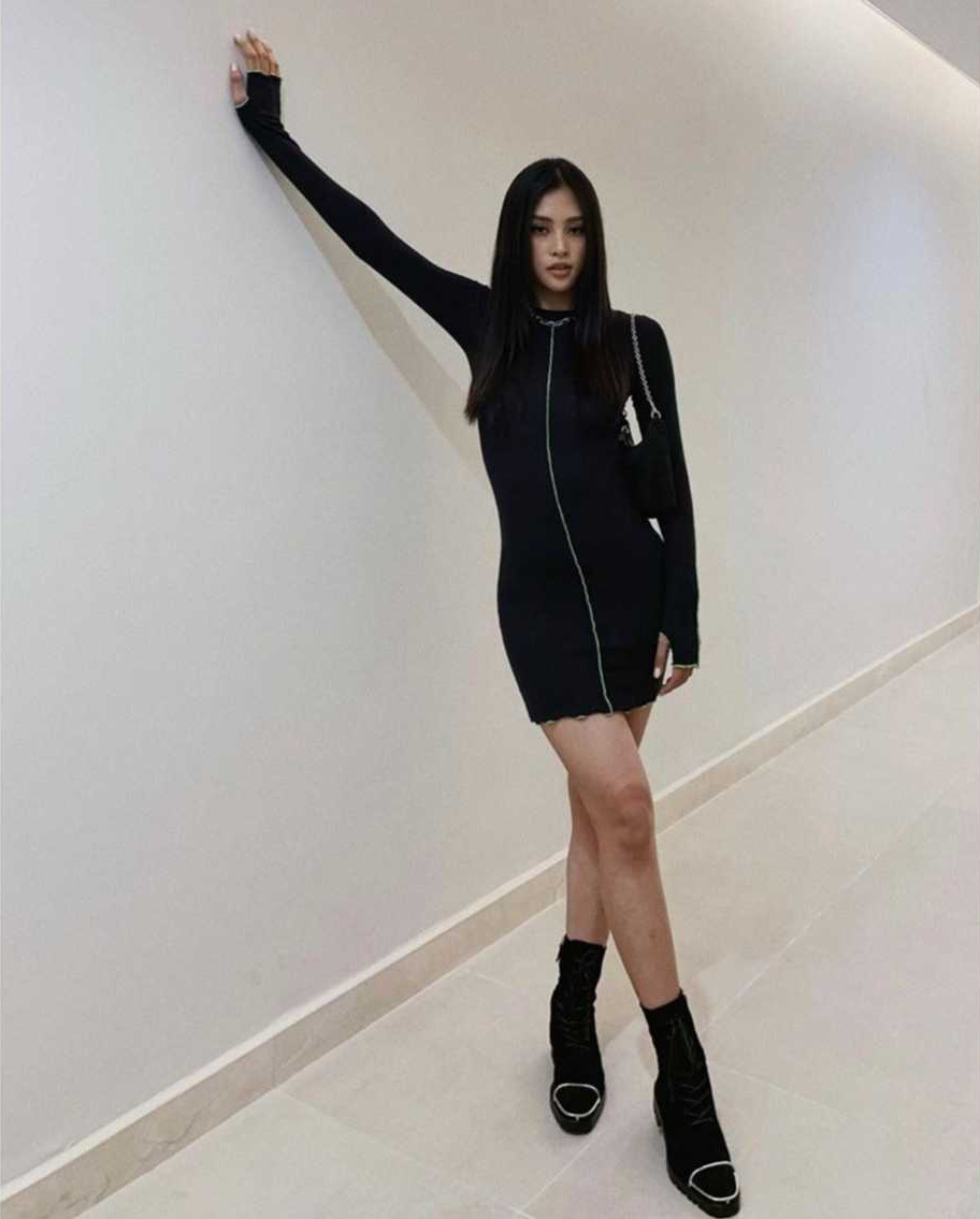 Học ngay Hoa hậu Tiểu Vy cách phối đồ nổi bần bật cho hội “cuồng màu đen” ảnh 6