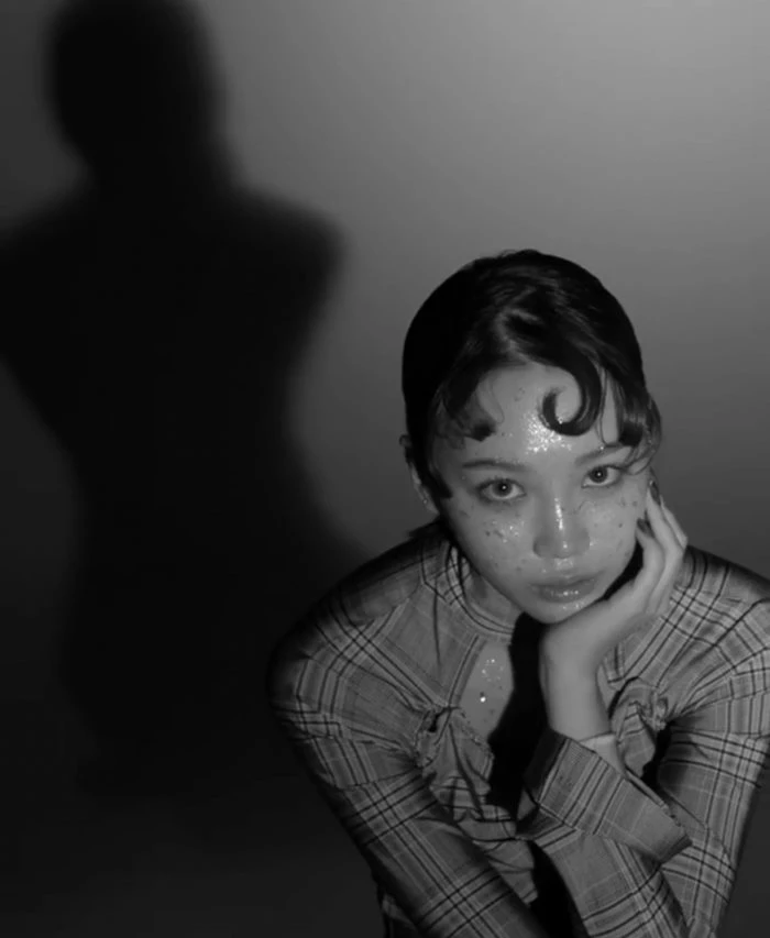 Loạt ảnh vô cùng khó hiểu của 1 số thành viên IZ*ONE trên VOGUE Hàn khiến netizen phẫn nộ ảnh 9