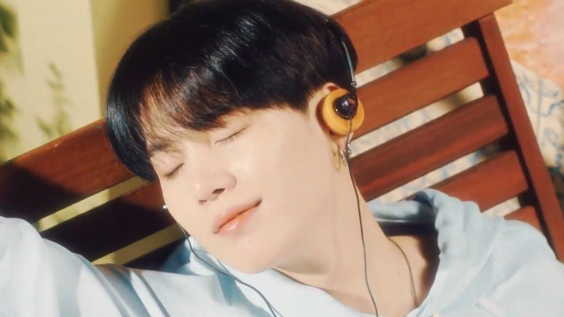 BTS ôn nhu dịu dàng đúng chuẩn “boyfriend” trong MV tiếng Nhật "Stay Gold" ảnh 16