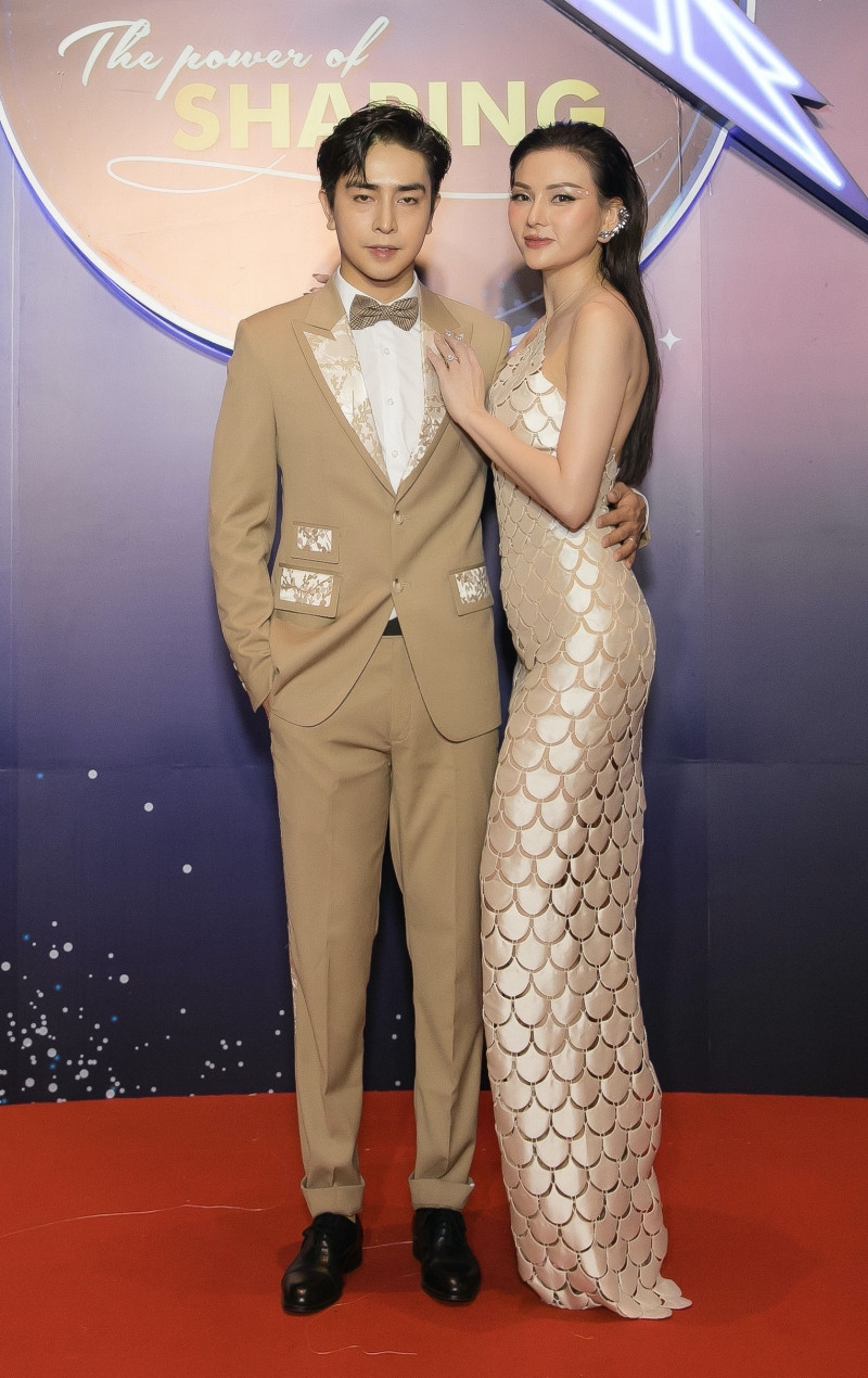 Những mẫu váy được mỹ nhân Việt đặc biệt yêu thích, đụng hàng bất chấp chiều cao tuổi tác ảnh 5