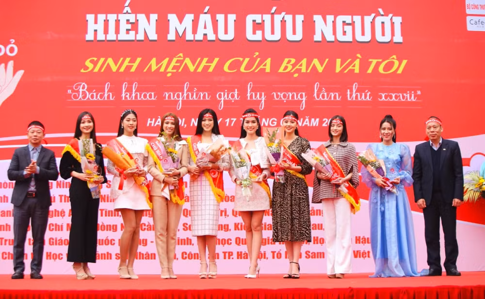Hoa hậu Đỗ Thị Hà cùng hai Á hậu lan tỏa thông điệp nhân văn của ngày Chủ Nhật Đỏ ảnh 1