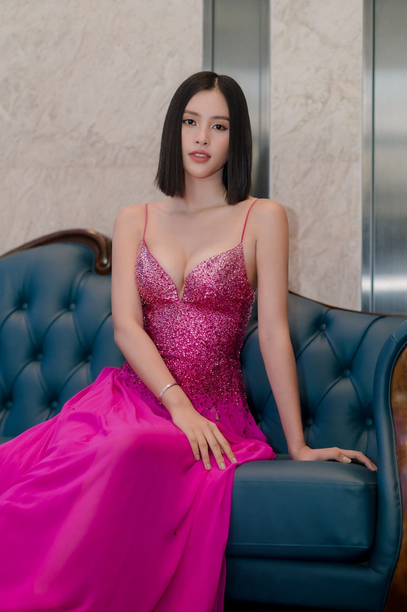 Hoa hậu Tiểu Vy mặc bộ váy nhìn nhẹ nhàng dự sự kiện, nhưng thực ra là thiết kế hiểm hóc ảnh 4