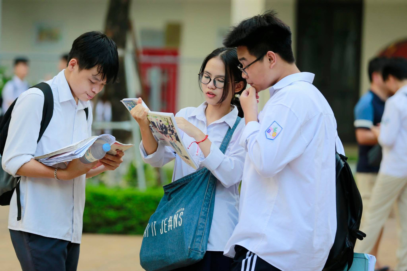 Thí sinh thi vào lớp 10 ở Hà Nội hồi hộp, miệt mài ôn bài trước giờ thi môn Ngữ Văn ảnh 3