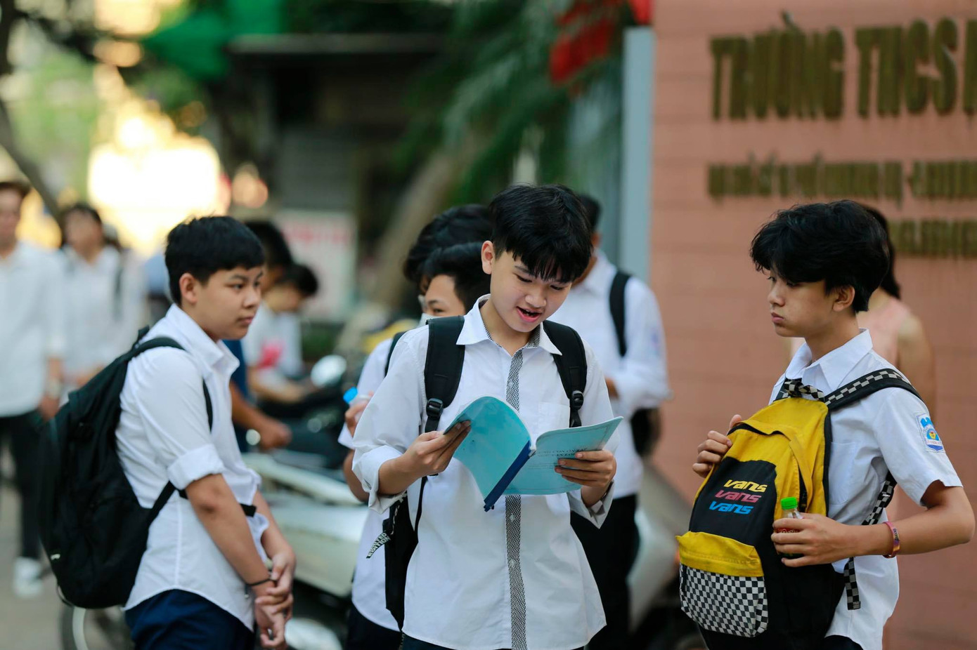 Thí sinh thi vào lớp 10 ở Hà Nội hồi hộp, miệt mài ôn bài trước giờ thi môn Ngữ Văn ảnh 5