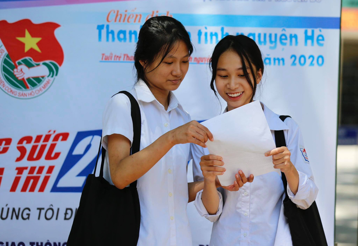 ẢNH: Nữ sinh Thủ đô xinh xắn, rạng ngời sau buổi thi Ngữ Văn ảnh 8