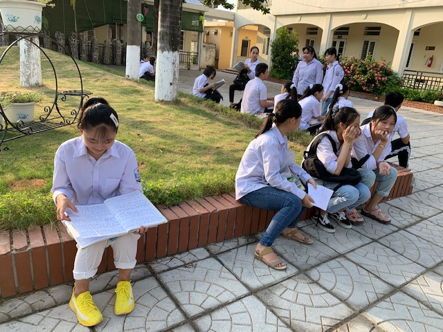 Thí sinh thi vào lớp 10 ở Hà Nội hồi hộp, miệt mài ôn bài trước giờ thi môn Ngữ Văn ảnh 7