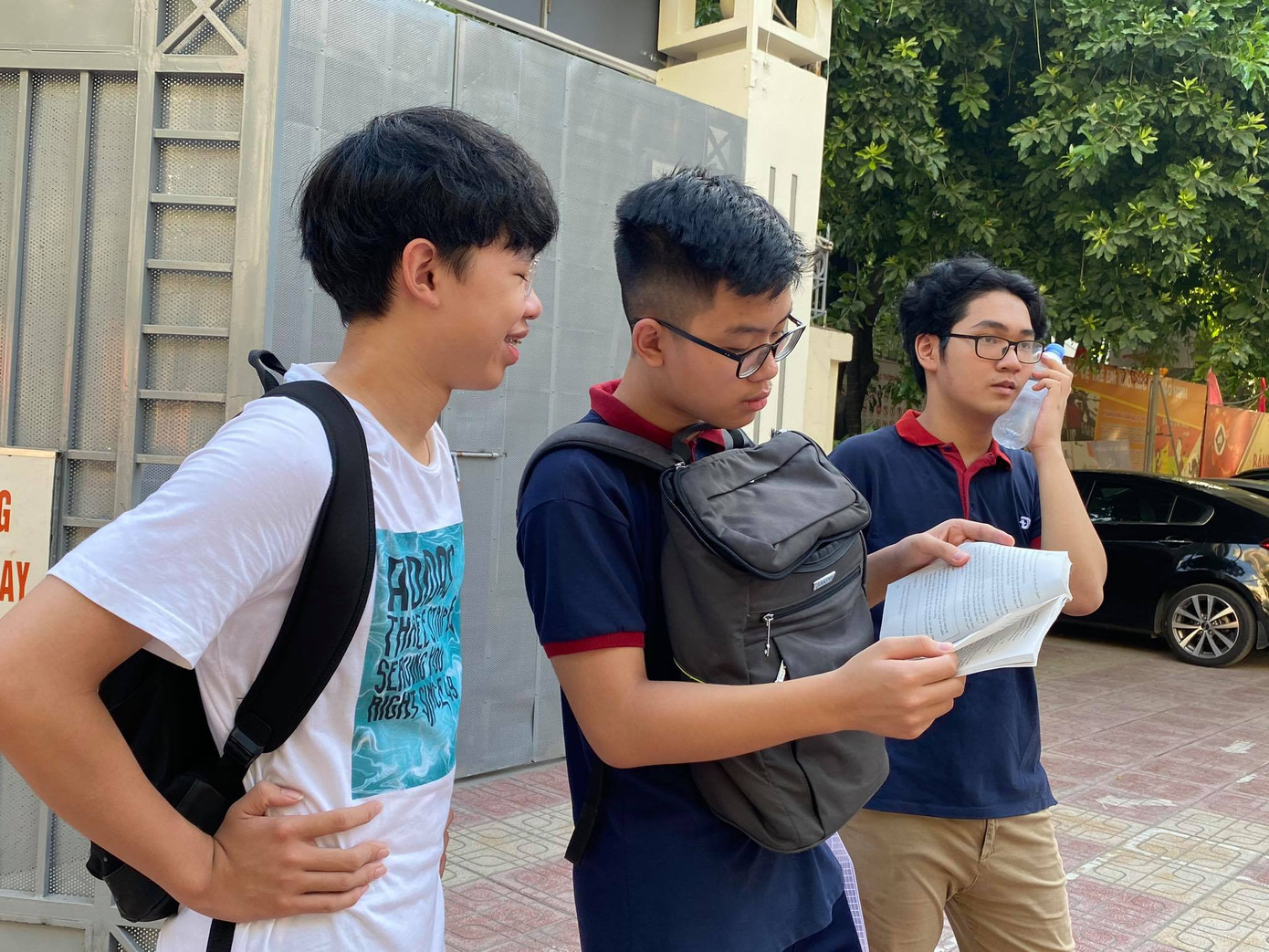 Thí sinh thi vào lớp 10 ở Hà Nội hồi hộp, miệt mài ôn bài trước giờ thi môn Ngữ Văn ảnh 1