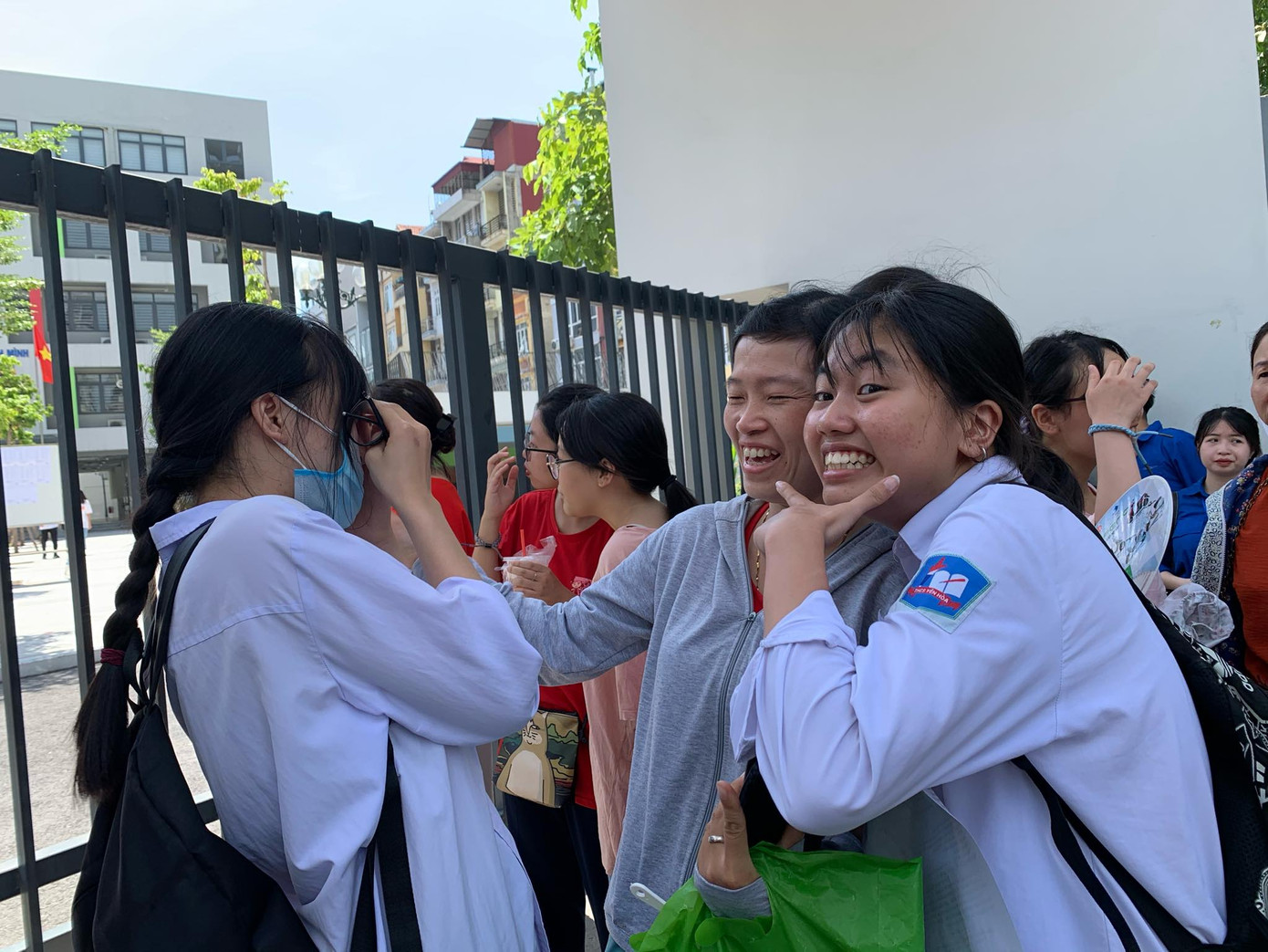 ẢNH: Nữ sinh Thủ đô xinh xắn, rạng ngời sau buổi thi Ngữ Văn ảnh 5