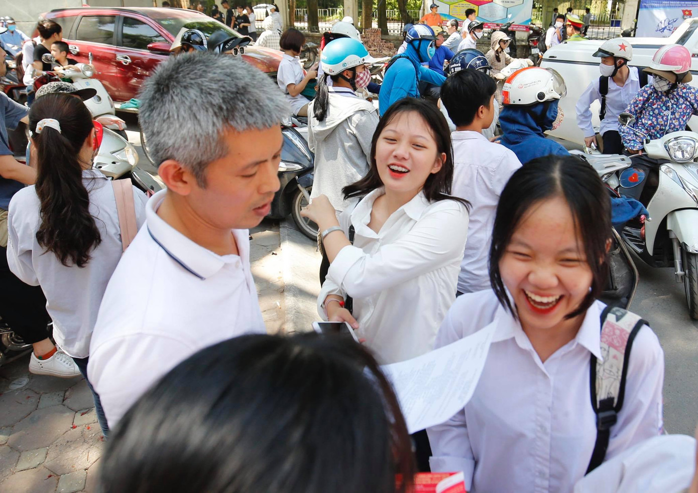 ẢNH: Nữ sinh Thủ đô xinh xắn, rạng ngời sau buổi thi Ngữ Văn ảnh 7