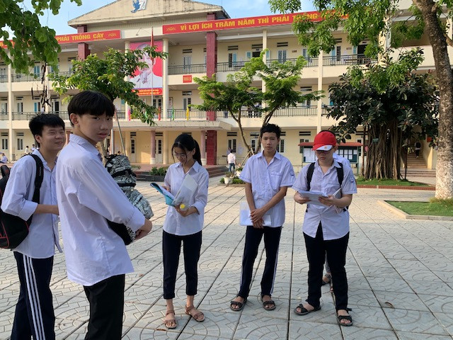 Thí sinh thi vào lớp 10 ở Hà Nội hồi hộp, miệt mài ôn bài trước giờ thi môn Ngữ Văn ảnh 6