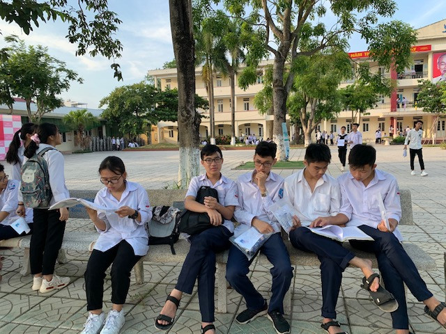 Thí sinh thi vào lớp 10 ở Hà Nội hồi hộp, miệt mài ôn bài trước giờ thi môn Ngữ Văn ảnh 8