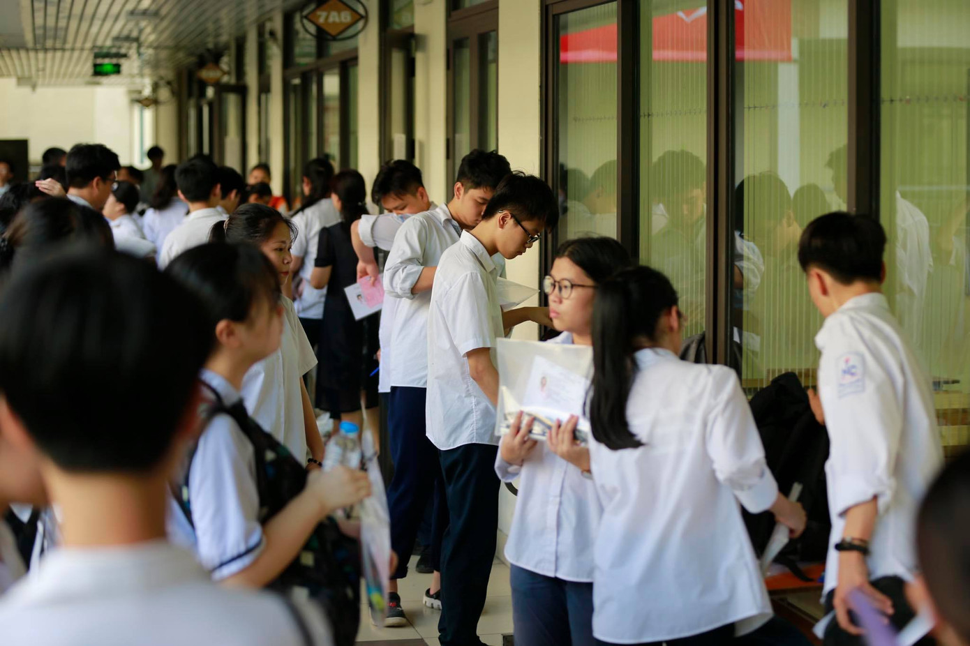 Thí sinh thi vào lớp 10 ở Hà Nội hồi hộp, miệt mài ôn bài trước giờ thi môn Ngữ Văn ảnh 10