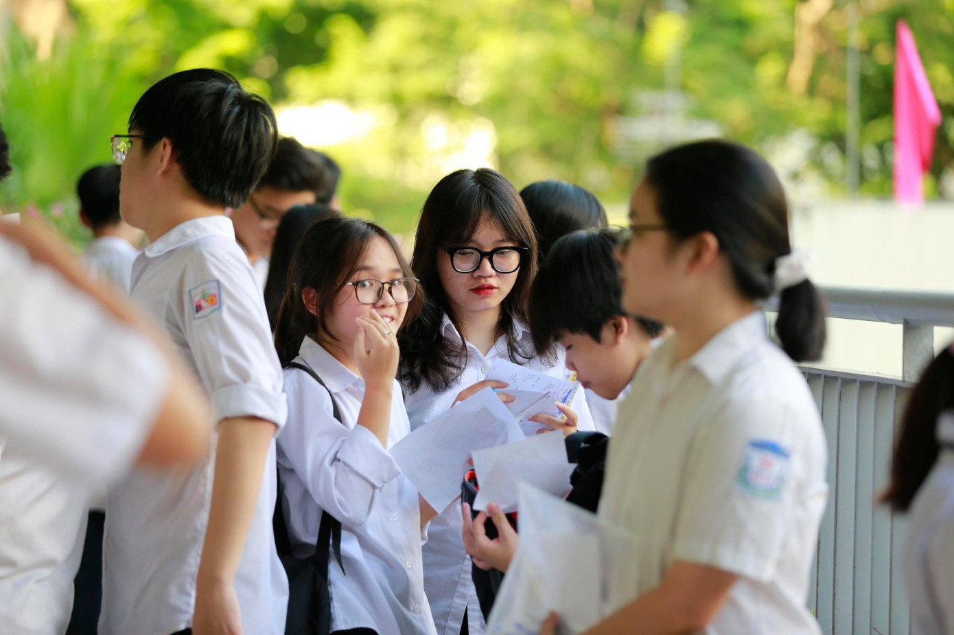 Thí sinh thi vào lớp 10 ở Hà Nội hồi hộp, miệt mài ôn bài trước giờ thi môn Ngữ Văn ảnh 2