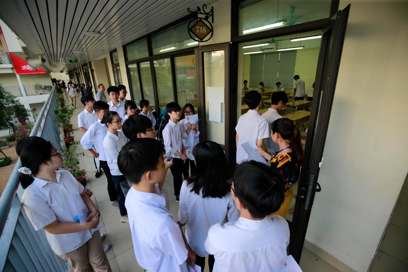 Thí sinh thi vào lớp 10 ở Hà Nội hồi hộp, miệt mài ôn bài trước giờ thi môn Ngữ Văn ảnh 9