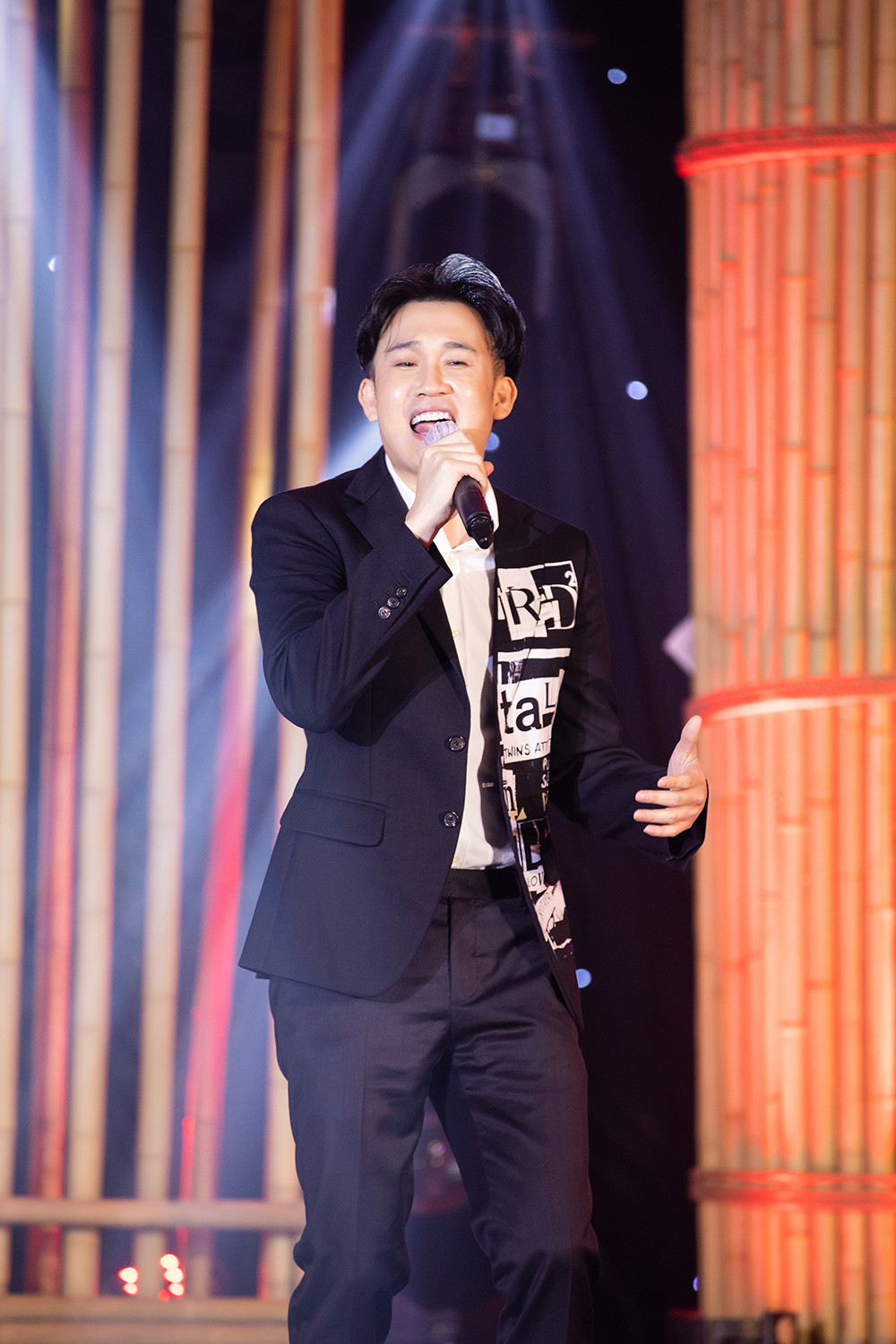 Danh hài Hoài Linh bất ngờ xuất hiện và nhảy Hip-hop sau thời gian dài ở ẩn ảnh 4