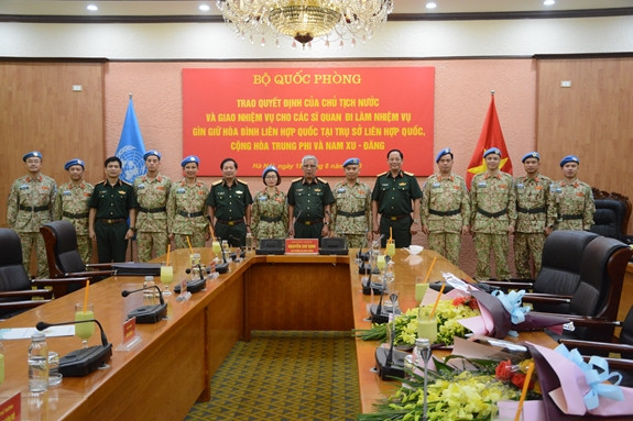 Trao quyết định của Chủ tịch nước về công tác cán bộ ảnh 1