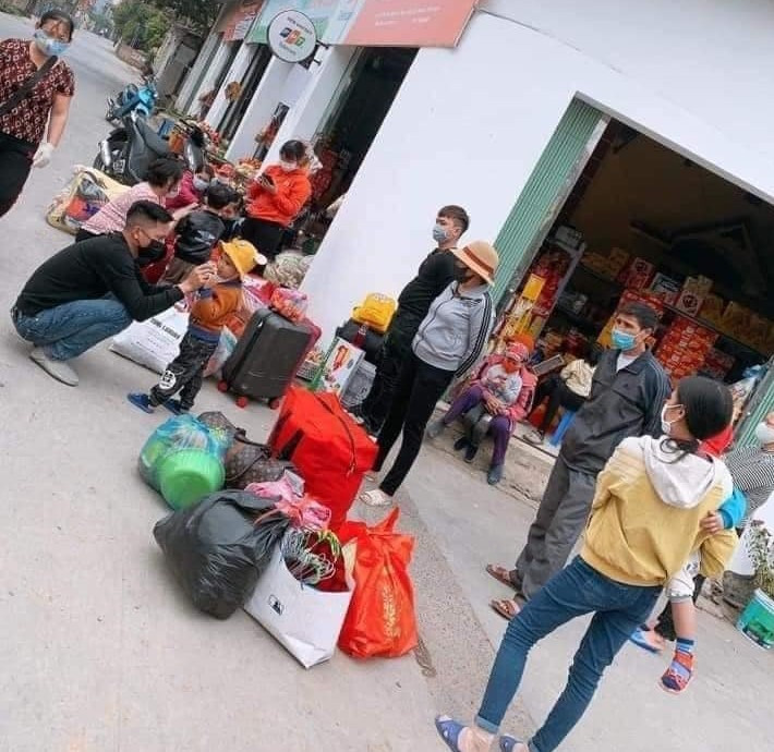 Xót xa hình ảnh 75 trẻ mầm non ở Hải Dương mặc áo mưa đi cách ly ảnh 3