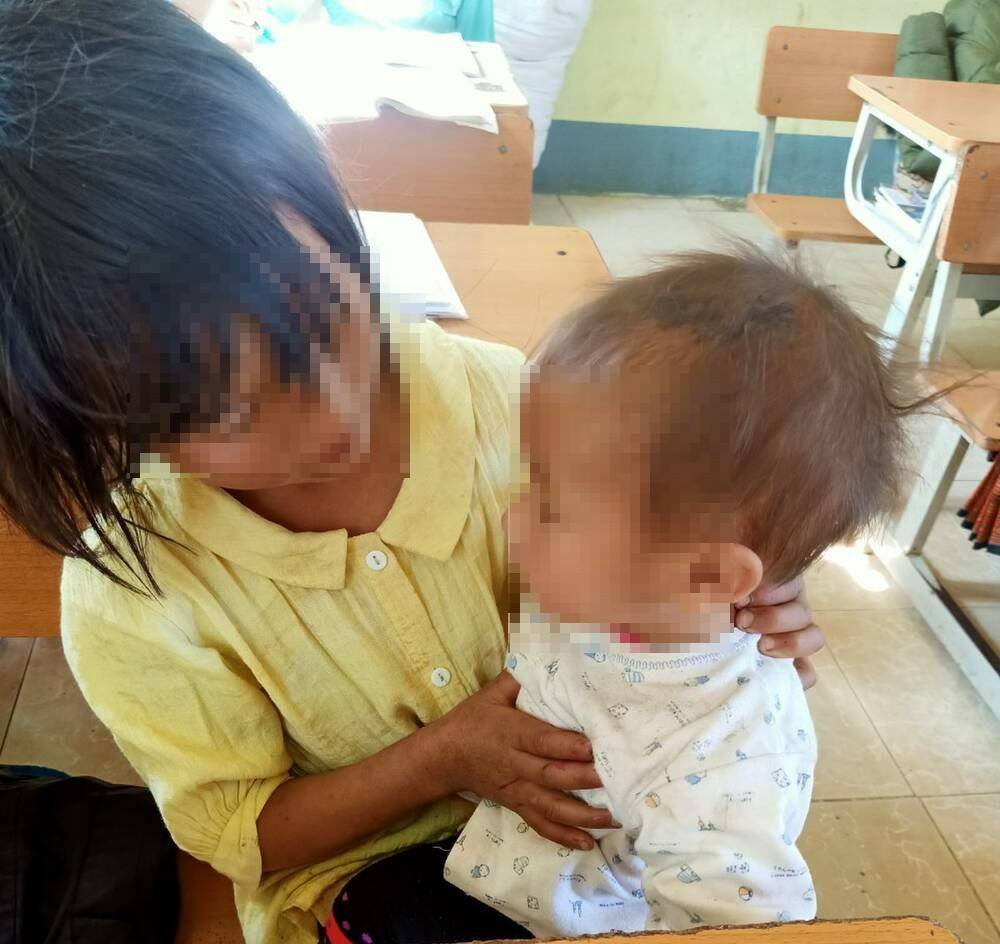 Nghẹn lòng cảnh trò lớp 4 cõng em tới lớp học bài ảnh 1