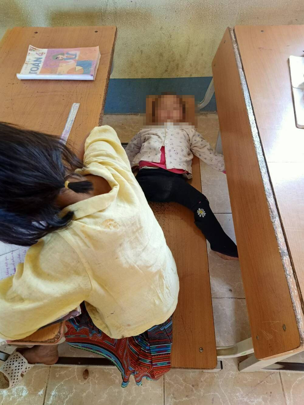 Nghẹn lòng cảnh trò lớp 4 cõng em tới lớp học bài ảnh 4