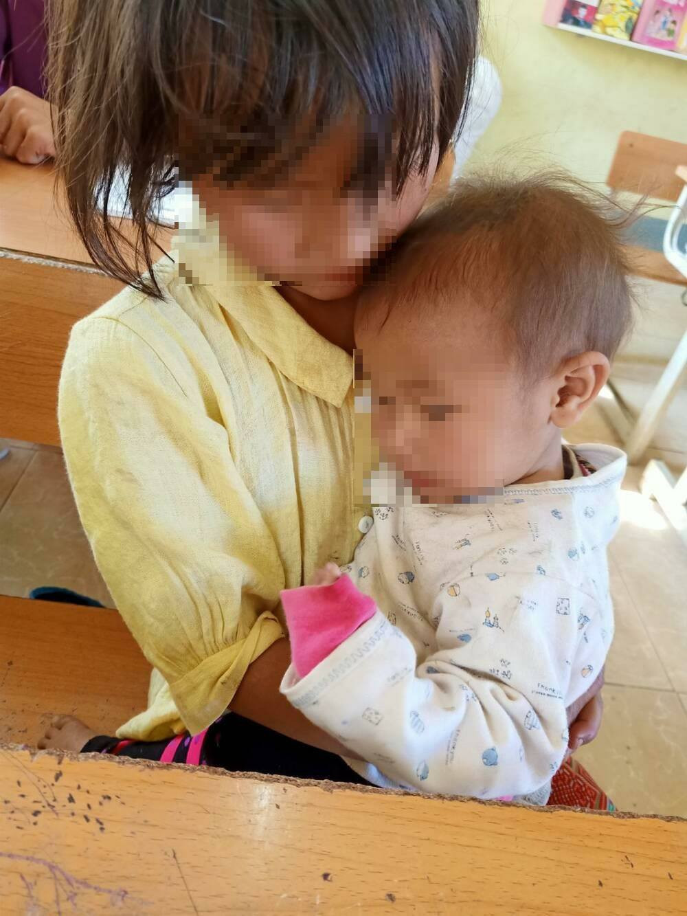 Nghẹn lòng cảnh trò lớp 4 cõng em tới lớp học bài ảnh 3