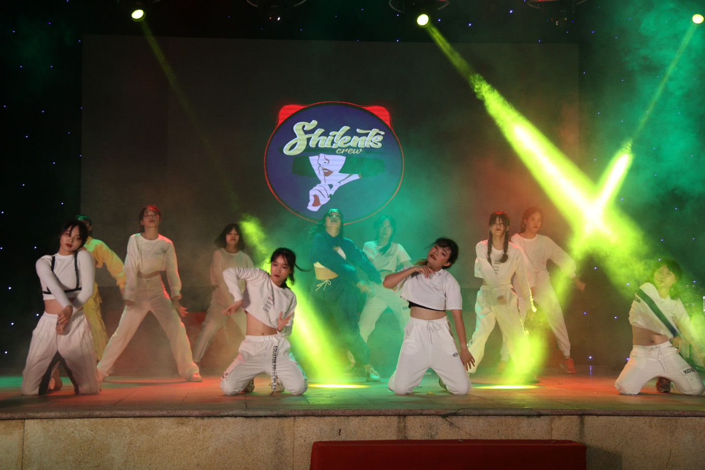 Lắng đọng đêm tri ân khoá học sinh đặc biệt trường Chu Văn An ảnh 13