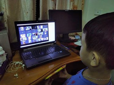 Học sinh vùng cao Việt Bắc kê cuốc ngồi giữa nương ngô học trực tuyến ảnh 9