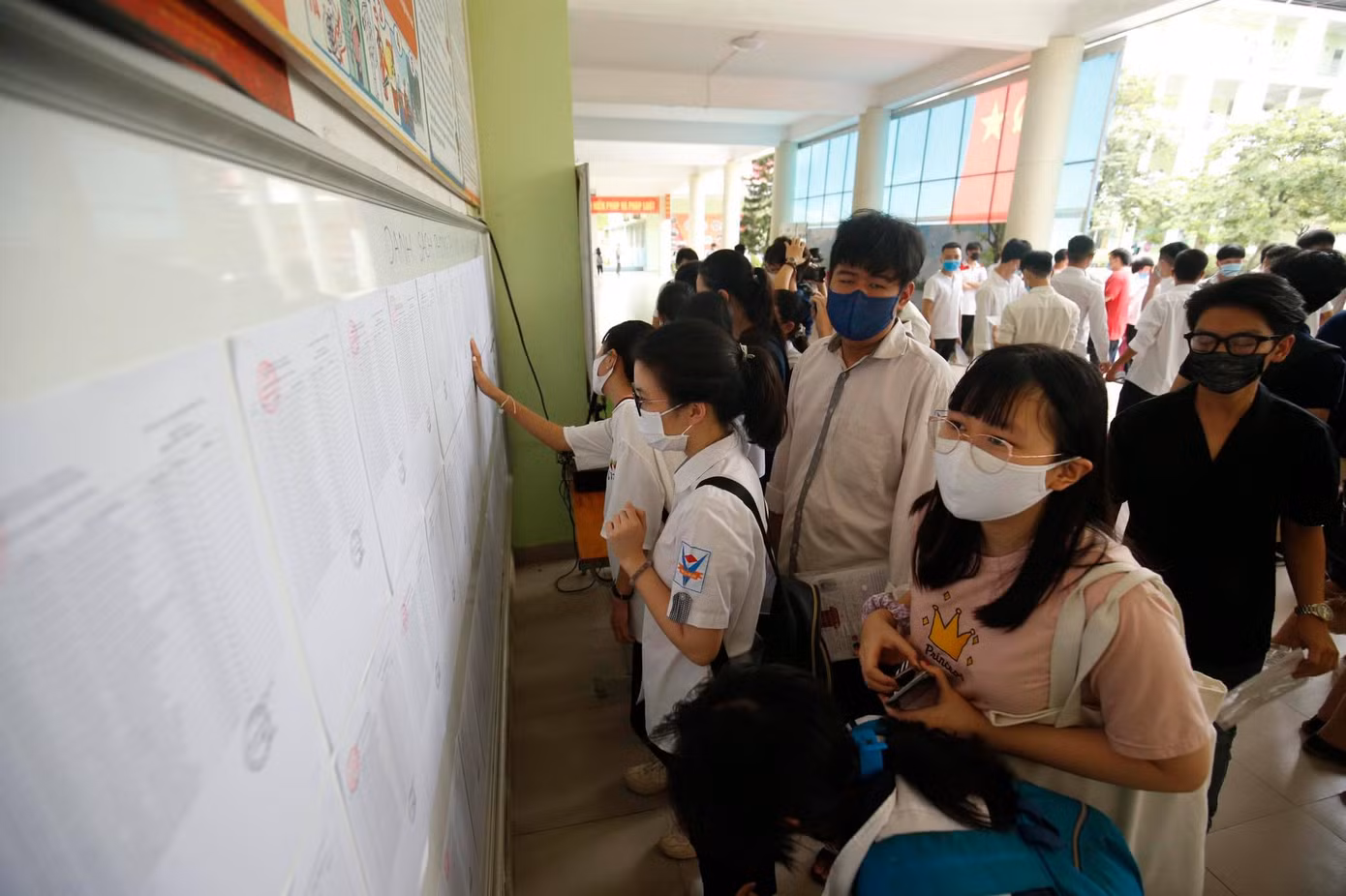 Đi kiểm tra phòng thi, Bộ trưởng Giáo dục được đo nhiệt độ, sát khuẩn tay ảnh 7 Đi kiểm tra phòng thi, Bộ trưởng Giáo dục được đo nhiệt độ, sát khuẩn tay ảnh 7
